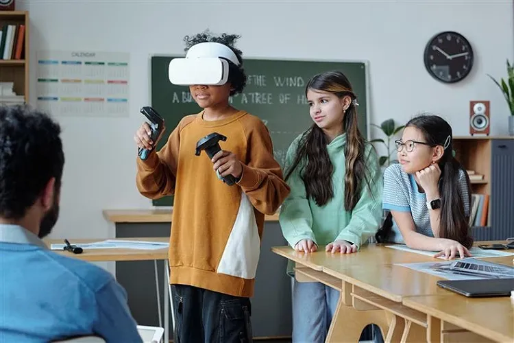 Students using VR glass for learning