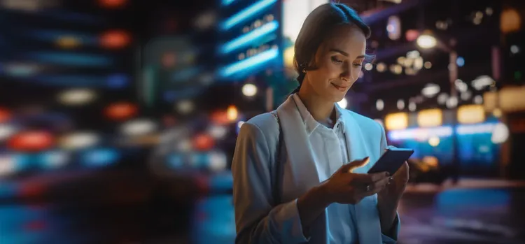 An women watching the phone with smiling.